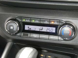 【オートエアコン】車内温度を感知して自動で温度調整をしてくれるのでいつでも快適な車内空間を創り上げます!どの席に座っても快適なドライブが楽しめます♪