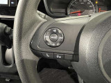 ステアリングスイッチ付きで、運転中に視線を前に向けたまま操作できます。