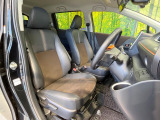 運転席まわりには十分なスペースがあり、大柄な方でもゆったり運転していただける環境です。
