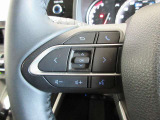 ステアリングスイッチは前方から目を離すことなく操作することが可能。わき見運転の防止に。