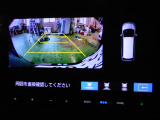 バックカメラの画像です。ガイドラインがスムースな車庫入れをサポートいたします。車庫入れの安心感がアップしますね。