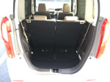 シートを起こした4名乗車時でもお買い物するのに十分な荷物スペースです