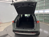 荷物を抱えていてもラクに開け閉め。Hondaスマートキーを持っていれば、開扉だけでなく、閉扉までをハンズフリーで行うことができます。