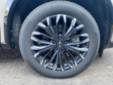【タイヤ・ホイール】 純正19インチアルミホイール タイヤサイズ《235/55R19》になります。