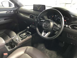 視線移動が少なくドライビングに専念できるコックピット。運転中に必要な「走行情報」とそれ以外の「便利・快適情報」を明確に分けてあるので情報を得る時に迷いを少なくしています。