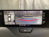狭い場所での駐車やすれ違いなどでより的確な運転操作に役立つ360&deg;ビューモニターが装備されています。