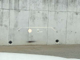 HUD: ヘッドアップディスプレイはドライバーが前方に集中できるよう、ナビや車速情報をフロントガラスに投影するシステムです。