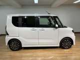 納車前法定12ヵ月点検、及び車検整備の際、エンジンオイル、オイルフィルター、フロントワイパーゴム、バッテリーの4点を交換させていただきます。費用は車両本体価格に含まれておりますので、追加費用はなし!