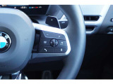 ステアリングホイールに装備されているマルチファンクションボタンを押すだけで電話やスピーチコントロール、オーディオなどの機能が操作できます