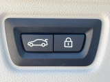 ●電動リアゲート:ワンタッチでリアゲートの開閉ができ、荷物などで両手が塞がっている状態でも簡単に開閉ができる便利機能です。