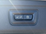 電動リアゲート装備です。バンパー下でのキックスイッチも装備されております。