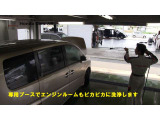 専用ブースでエンジンルームをピカピカに洗浄します。