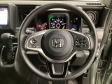 ハンドルにHondaセンシング系のクルーズコントロールやレーンキープアシストなどのスイッチと、オーディオの操作スイッチが装備されています。ハンドルから手を離さず安全に操作できます。