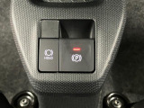 【電動パーキングブレーキ+オートブレーキホールド機能】 指先だけで簡単に操作が可能なパーキングブレーキ、スイッチを押すとブレーキペダルから足を離してもブレーキを保持できるオートブレーキホールド搭載。