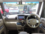 【インパネ周り】広々とした視界性の良い運転席です。ゆったりとした快適な乗り心地で運転できます。上質な仕立てで、ナチュラルモダンなインテリアデザインに仕立てました。