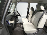 【運転席】 座面や背もたれも念入りに仕上げましたが、少し使用感があります。体を優しく包み込み、長時間の運転も心地よくサポート。