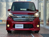 白い光で明るいディスチャージヘッドライト。フォグランプも装備して安全運転をサポート。