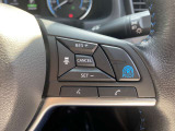 【プロパイロット】高速道路でアクセル、ブレーキ、ステアリング操作をクルマがサポート。高速走行におけるドライバーの負担を軽減します。その下には、携帯電話用ハンズフリースイッチが並びます。