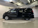助手席側は電動スライドドアになってます。運転席やキーのリモコンで開閉できるので手が塞がっていても楽に積み降ろし出来ますよ。