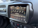 運転席・助手席の温度調節を個々に設定できるデュアルゾーンオートエアコンを装備しております。