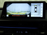 パノラミックビューモニターを装備。駐車場や交差点でクルマを真上から見るように周囲を確認できます。機能の詳細は販売店スタッフまでおたずねください。