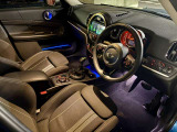 運転席に腰掛ければMINIの世界観に包まれます♪