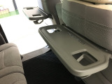 おやつタイムに活躍するシートバックテーブル付きです。
