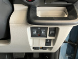【リア両側パワースライドドア】リモコンなどで自動開閉。Hondaスマートキーを携帯していれば、軽い力で解錠とドアオープンが行えます。半ドア状態まで閉めると、自動的に全閉する機能付き。