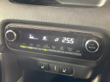 【オートエアコン】一度お好みの温度に設定すれば、車内の温度を検知し風量や温度を自動で調整。暑い&hellip;寒い&hellip;と何度もスイッチ操作をする必要はありません。快適な車内空間には必須の機能ですね♪