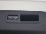 ハンズフリーパワーバックド(挟み込み防止機能・停止位置メモリー機能付)が装備されています。スマートキーを携帯していれば、リヤバンパーの下に足を出し入れするだけでバックドアが自動開閉します。