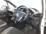 運転席周りのレイアウトをご覧ください。ナビゲーションが綺麗に装着されすっきり収まってますね!