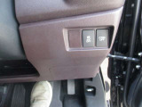 各種機能のボタンがあります。もちろん運転席からの操作も可能。スマートに使いこなしてください。