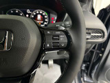 高速での運転をサポートし、疲労を軽減する前車追従クルーズコントロール機能を標準装備しています。