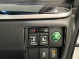 【リア両側パワースライドドア】リモコンなどで自動開閉。Hondaスマートキーを携帯していれば、軽い力で解錠とドアオープンが行えます。半ドア状態まで閉めると、自動的に全閉する機能付き。