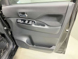 窓の開閉もスイッチひとつで簡単!駐車券を取るときもラクラク★