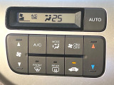 【オートエアコン】一度お好みの温度に設定すれば、車内の温度を検知し風量や温度を自動で調整。暑い&hellip;寒い&hellip;と何度もスイッチ操作をする必要はありません。快適な車内空間には必須の機能ですね♪