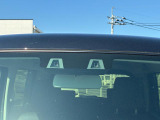 2つのカメラで前方の車両や歩行者を検知し、衝突のおそれがあると判断すると、ブザー音やメーター内の表示で警告。衝突の可能性が高まると、自動でブレーキをかけ、衝突の回避または衝突時の被害軽減を図ります。