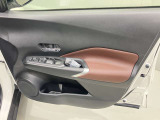【運転席ドア】ボトルホルダーや収納ポケットが付いているので運転席周りもスッキリ保てます★