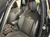 フロントシートはスポーツシートですので、横揺れからお体を守り、車酔いを軽減してくれます。
