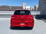 スポーティなバックビュー。ショッピングにレジャーに大活躍!車の詳細はスタッフへおたずねください!