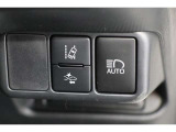 ■衝突回避支援機構■自動車に搭載したレーダーやカメラからの情報をコンピュータが解析し、運転者への警告やブレーキの補助操作などを行います。事故予防に!