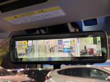 【スマートリヤビューミラー】後席の大きな荷物や同乗者で後方が確認しづらい時でも安心!カメラが撮影した車両後方の映像をルームミラー内に表示。クリアな視界で状況の確認が可能です!