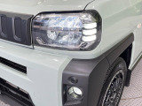 【LEDヘッドライト】悪天候や夜間走行時も良好な視界を確保し安心して運転できる高輝度LEDヘッドライトを装備!点灯速度が早く、消費電力も抑えられています。