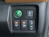 Hondaセンシング用の、VSA(ABS+TCS+横滑り抑制)解除と路外逸脱抑制機能のオンオフスイッチなどはハンドルの右側に装備しています。燃費に役立つECONボタンもここです。