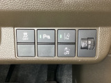 ハンドルの右側にはヘットライトリベライザーとHondaセンシング用のメインスイッチがついています。ヘッドライトリベライザーは道路状況や積荷の加重に応じてライトの高さを調節できます。