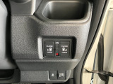 【リア両側パワースライドドア】リモコンなどで自動開閉。Hondaスマートキーを携帯していれば、軽い力で解錠とドアオープンが行えます。半ドア状態まで閉めると、自動的に全閉する機能付き。
