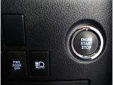 オートマチックハイビームとは、先行車や対向車のライトを認識し、ハイビームとロービームを自動で切り替える機能です。夜道の視界を確保します。詳細は販売店スタッフまでおたずねください。