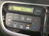 【オートエアコン】一度お好みの温度に設定すれば、車内の温度を検知し風量や温度を自動で調整。暑い&hellip;寒い&hellip;と何度もスイッチ操作をする必要はありません。快適な車内空間には必須の機能ですね♪