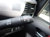 オートライト機能が装備されており暗い場所に入ると車両が検知しライトのON・OFFを自動的に切り替えてくれますので非常に便利な装備です♪