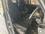 運転席、助手席です。座面も広くゆったりと座れてアームレストも付いているので重宝します。